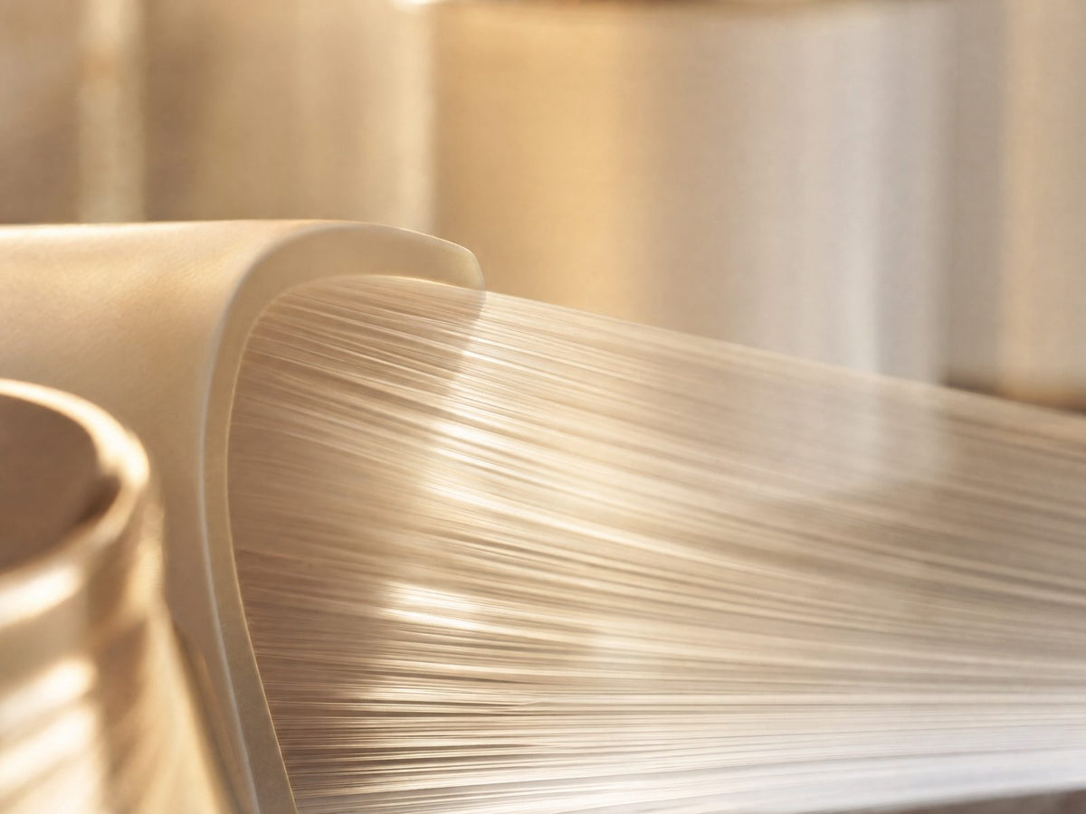 Fine filaments drawn in a closed-loop spinning process
